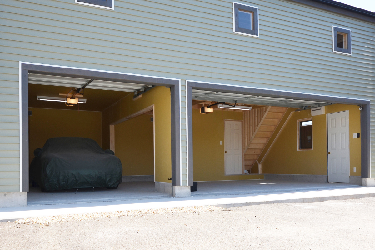 居室と倉庫付き二階建木造ガレージ
