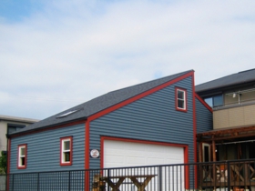 木造2階建ガレージ 外壁紺色塗装 赤いふち 