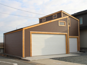 2階建ガレージ 2階部屋 1階ガレージ車庫 茶色塗装