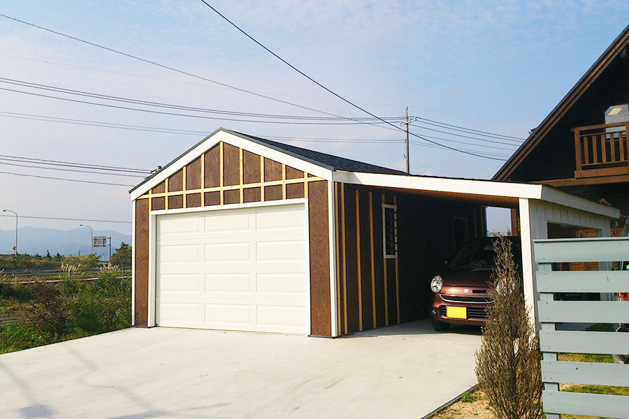 木造ガレージ カーポート付き