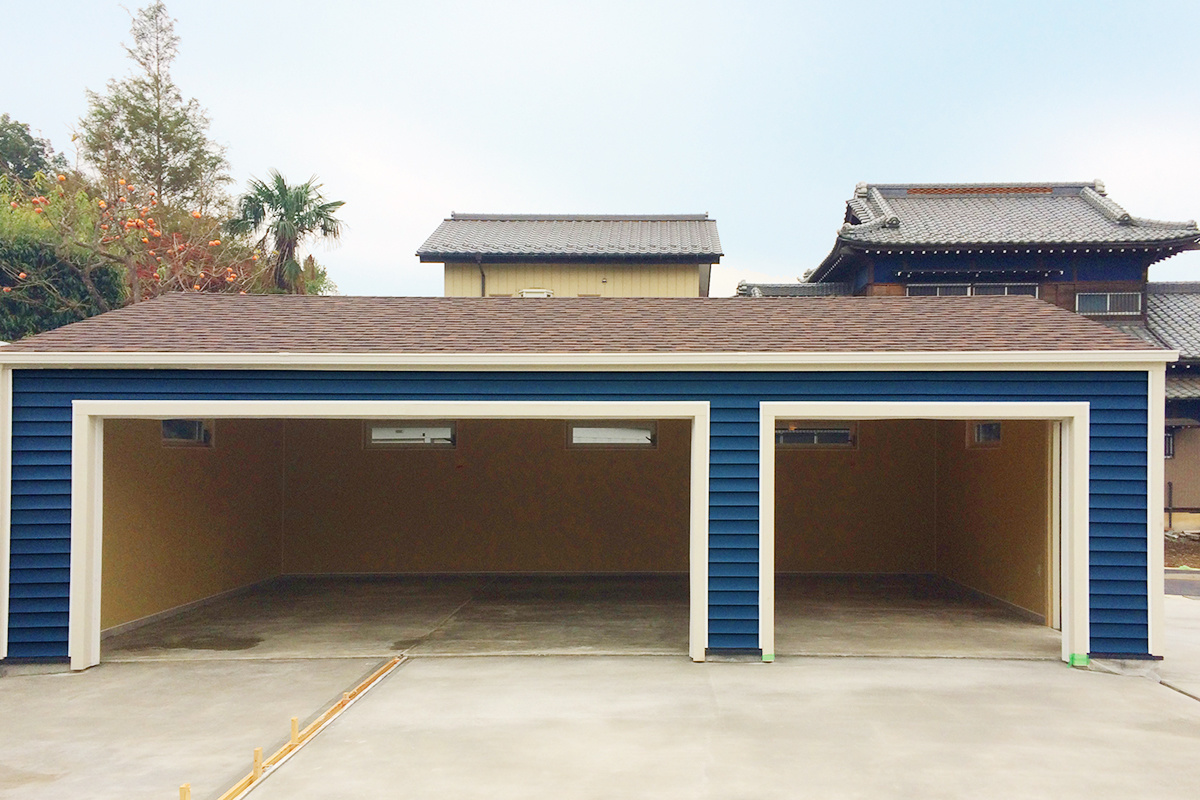 青い塗装が格好良い木造ガレージ3台用 青い塗装が格好良い木造ガレージ3台用