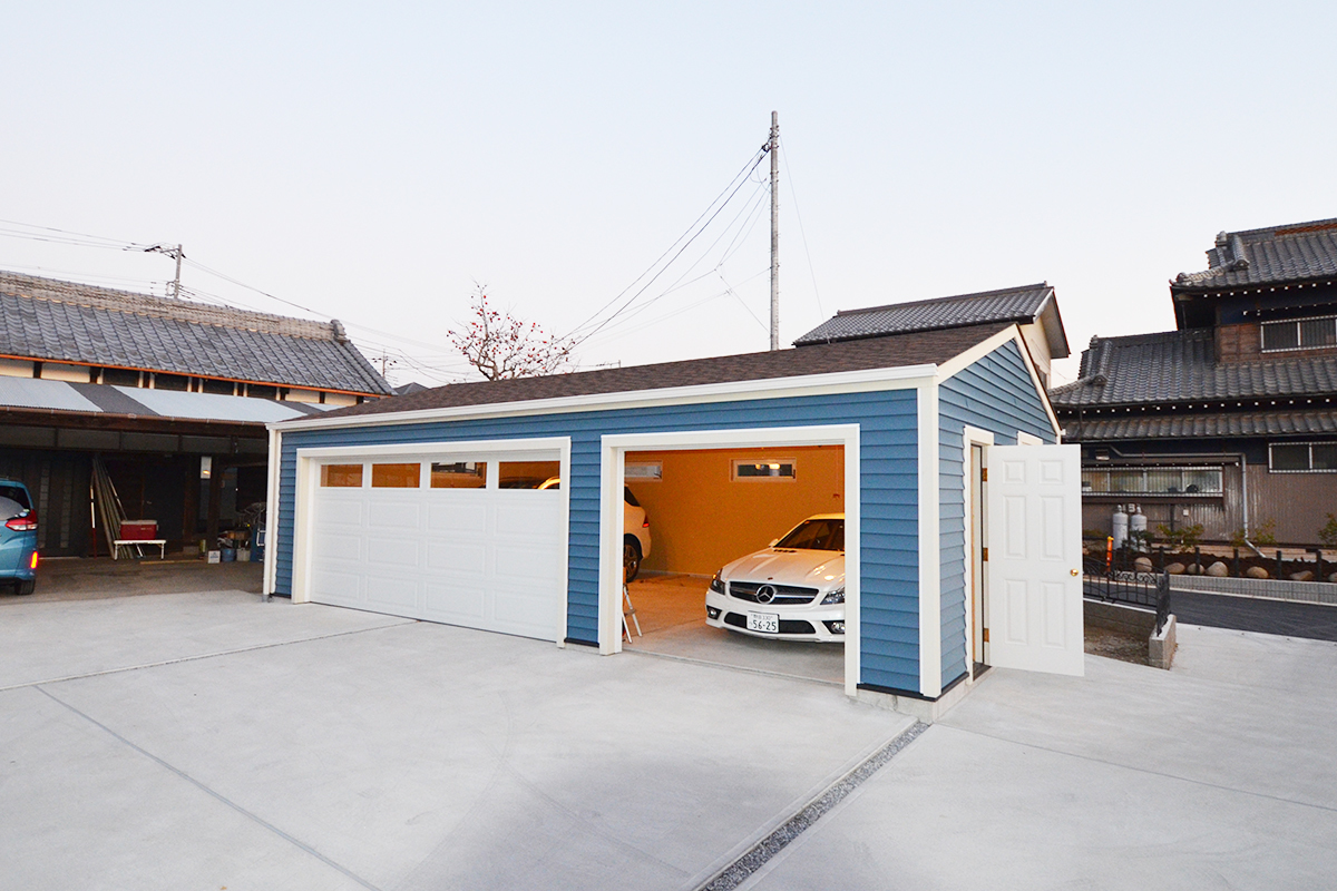 青い塗装が格好良い木造ガレージ3台用 青い塗装が格好良い木造ガレージ3台用