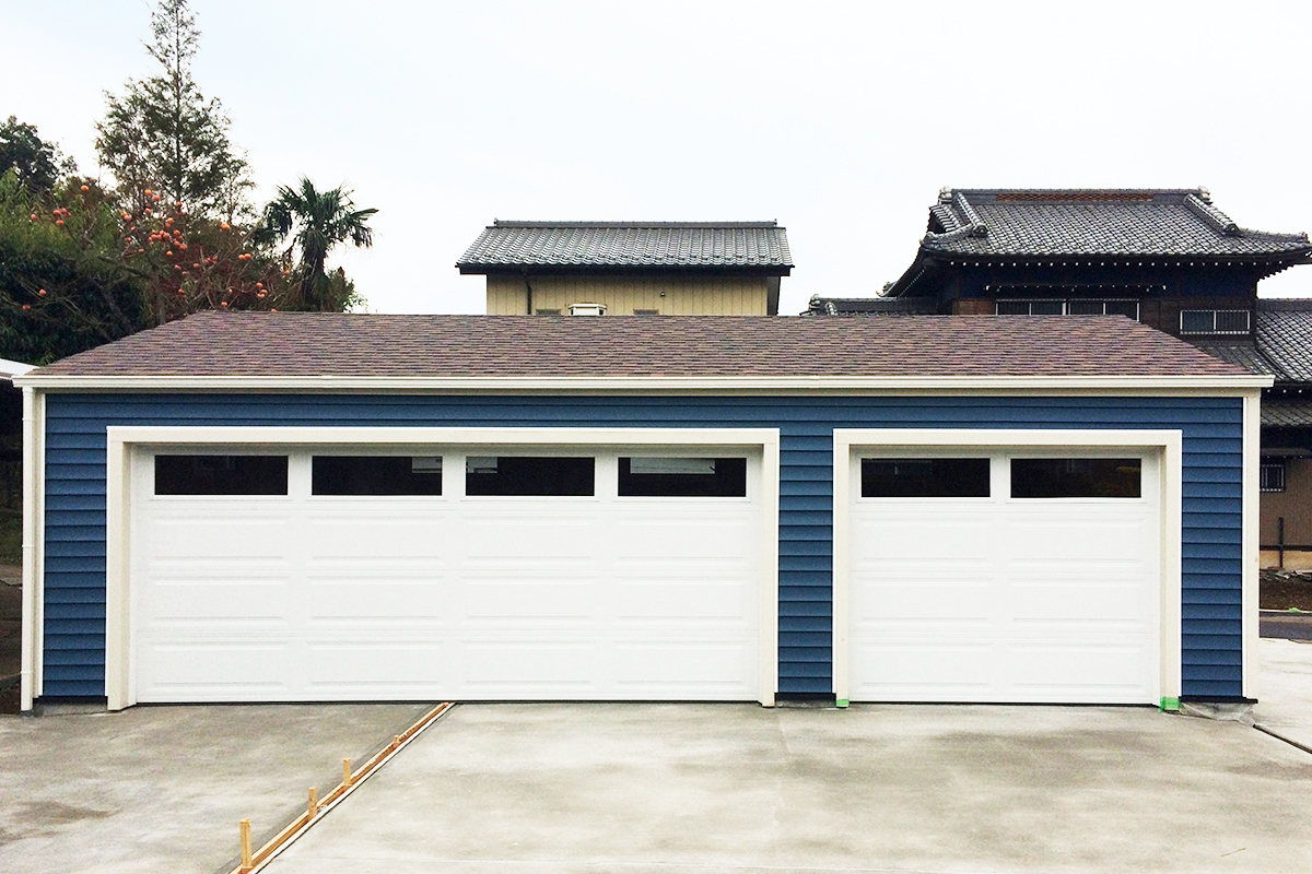 青い塗装が格好良い木造ガレージ3台用 青い塗装が格好良い木造ガレージ3台用