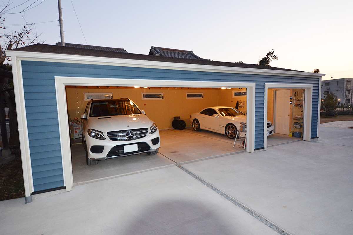 青い塗装が格好良い木造ガレージ3台用 青い塗装が格好良い木造ガレージ3台用