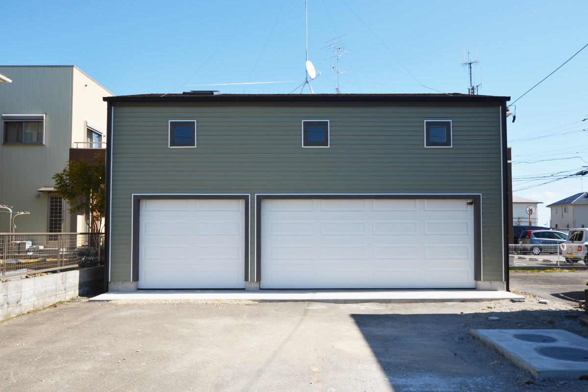居室と倉庫付き二階建木造ガレージ 居室と倉庫付き二階建木造ガレージ