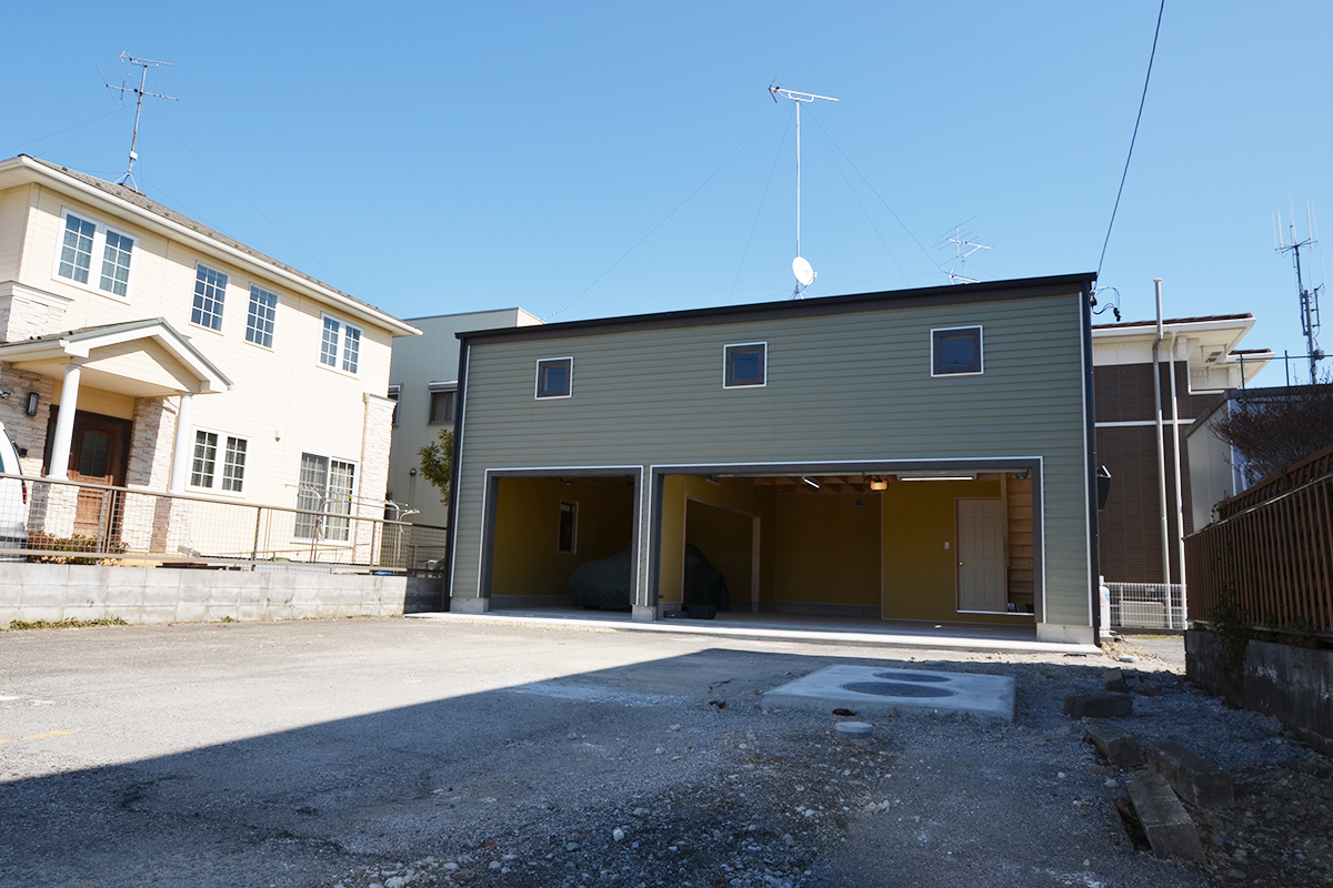 居室と倉庫付き二階建木造ガレージ