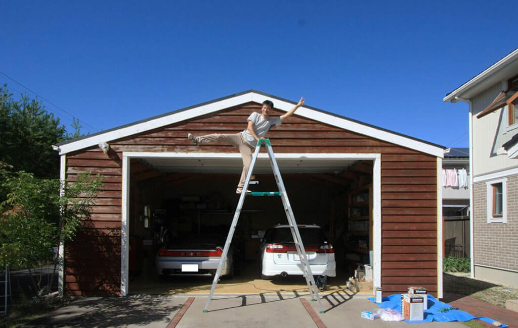経年劣化したガレージのDIY作業している写真