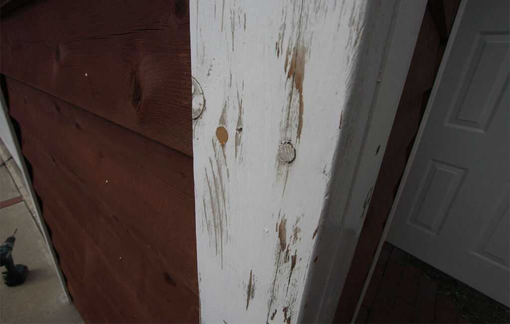 経年劣化したガレージの柱の写真