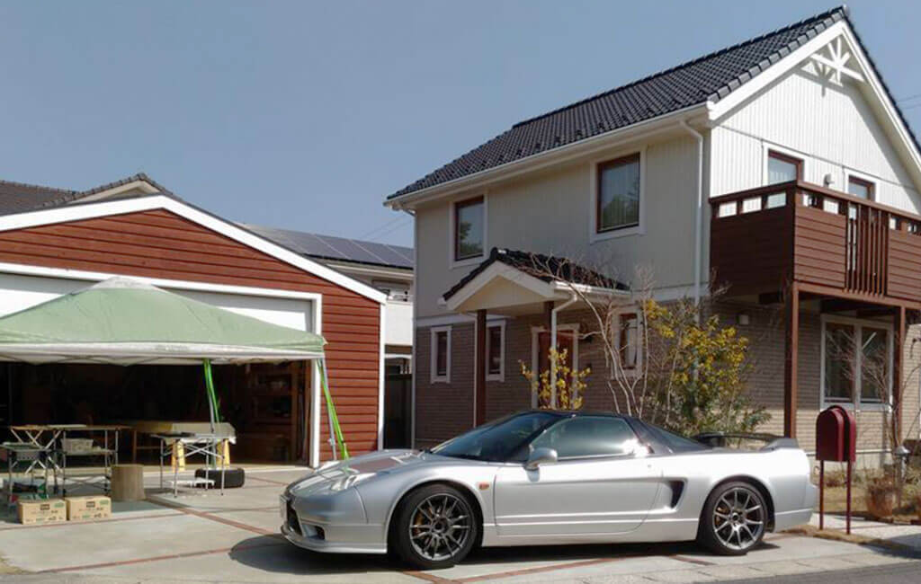 おしゃれなガレージの前でBBQする準備の写真