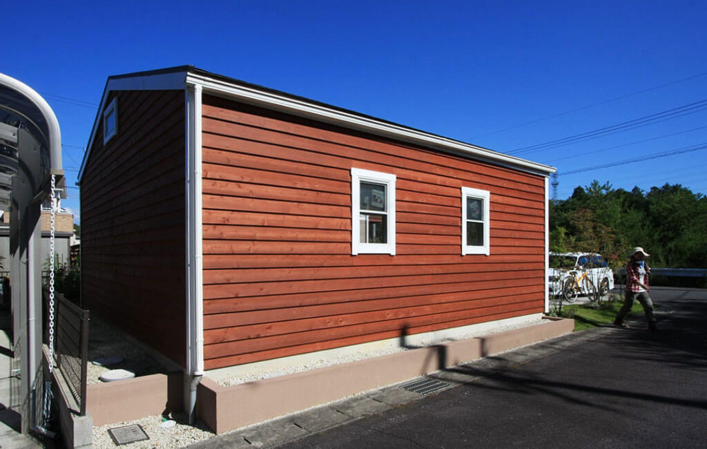 経年劣化したガレージの壁面をDIYで塗装した後の写真