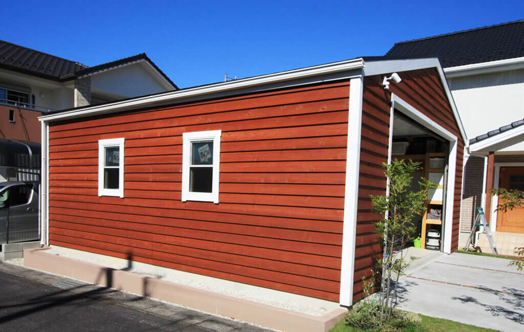 経年劣化したガレージの壁面をDIYで塗装した後の写真