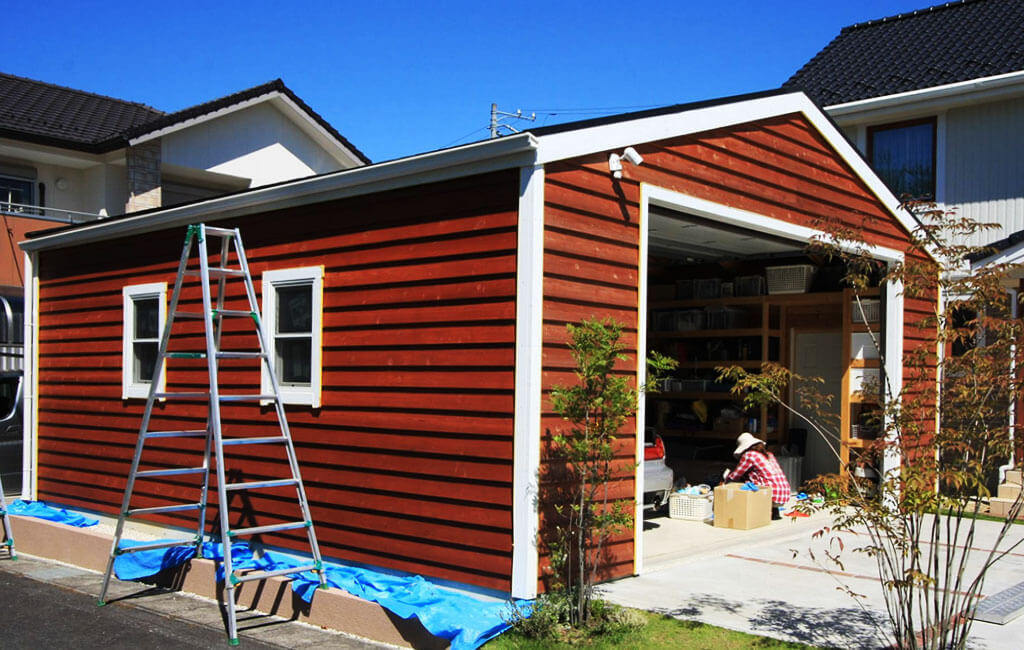 経年劣化したガレージのDIY作業している写真