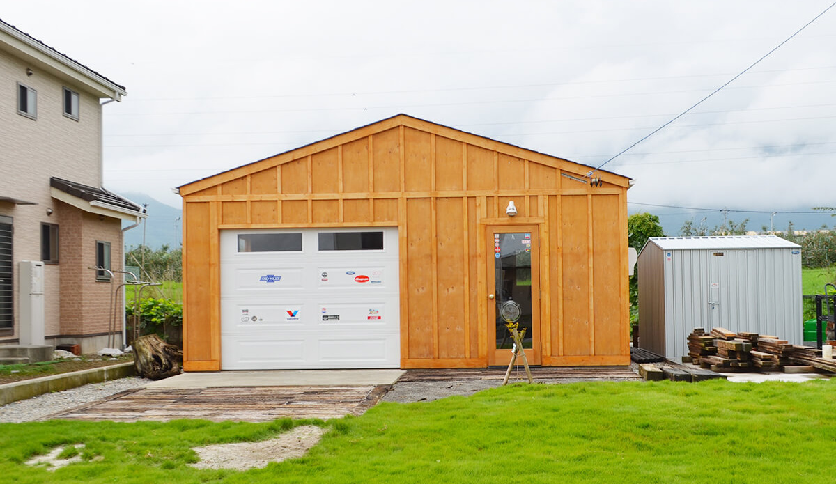 木の質感を生かした木造ガレージG-BB写真