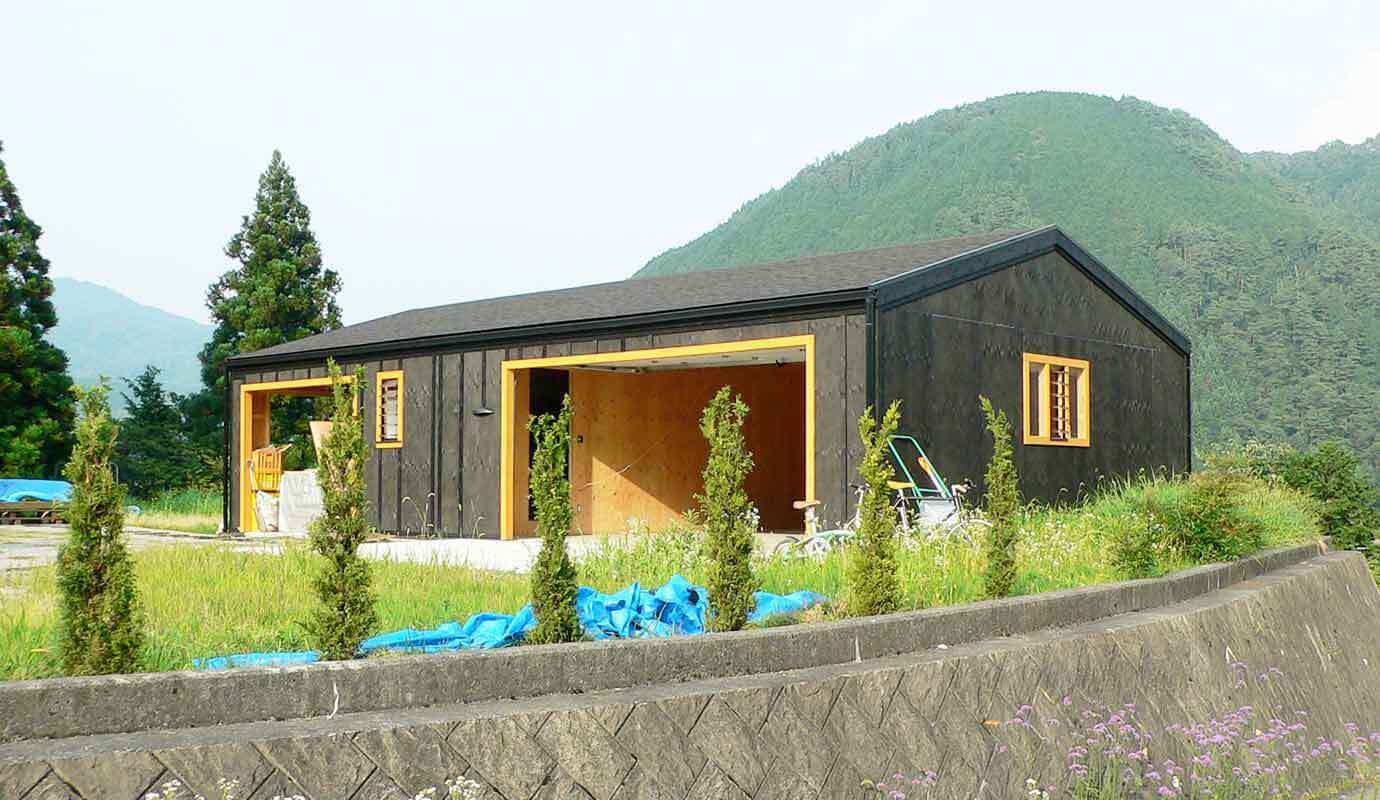 ガレージの経年劣化した柱をDIYで塗装した写真