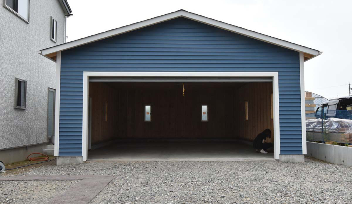 木の質感を生かした木造ガレージG-BB写真