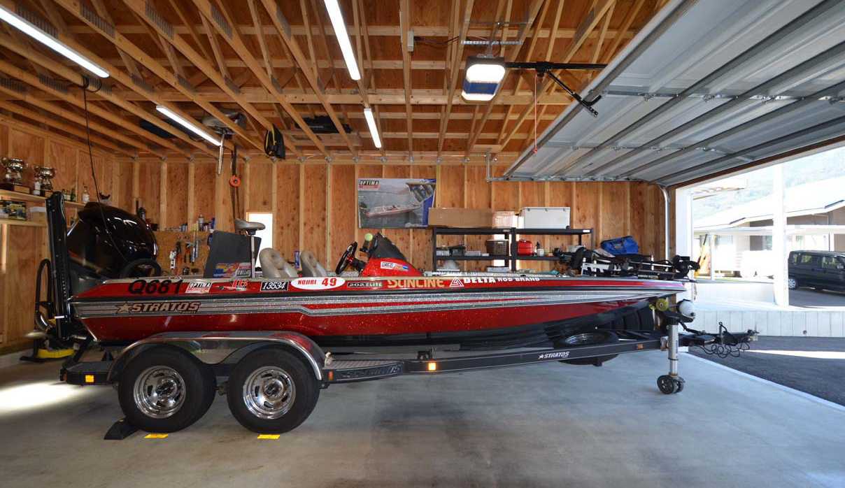 木の質感を生かした木造ガレージG-BB写真