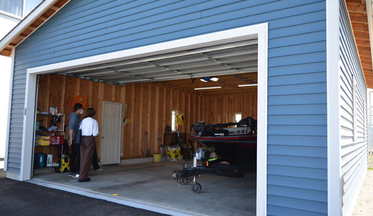 木の質感を生かしたガレージG-BB