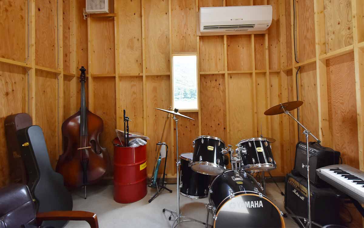 木の質感を生かした木造ガレージG-BB写真