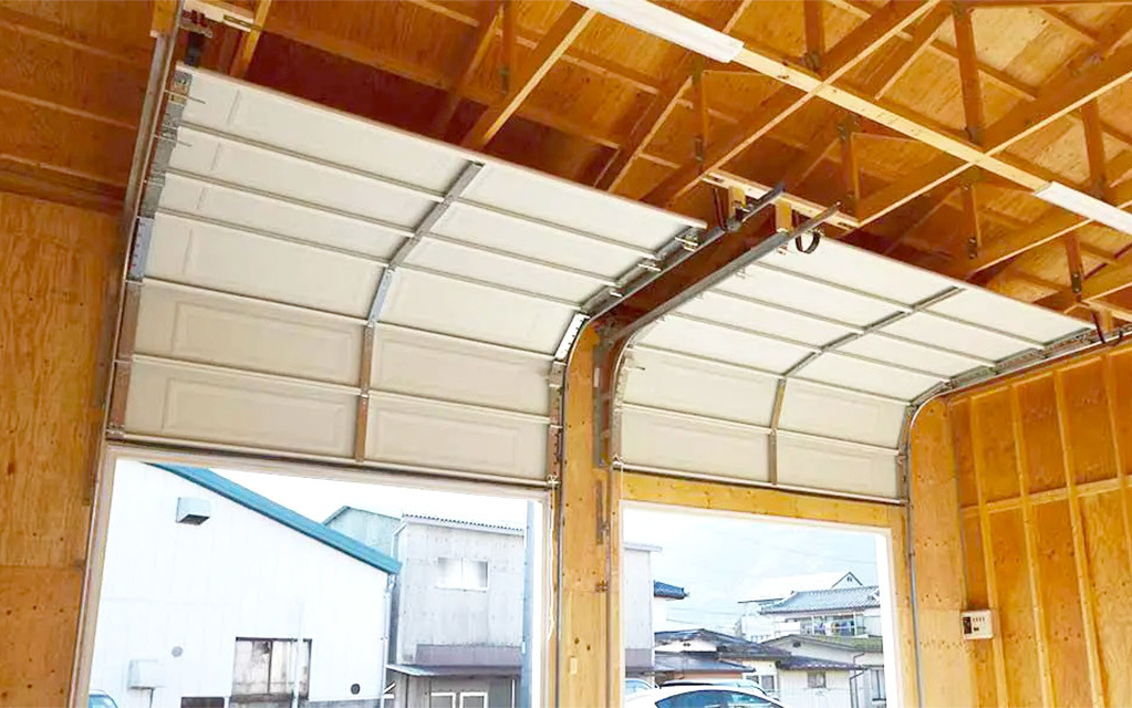 木の質感を生かした木造ガレージG-BB写真