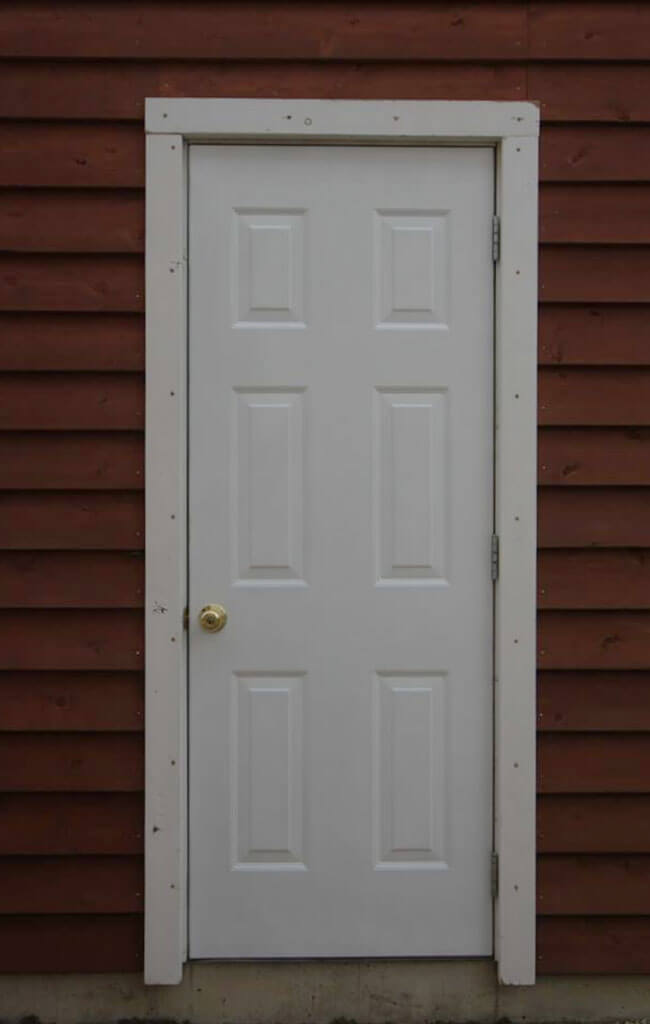 ガレージの経年劣化したドアをDIYで塗装した後の写真