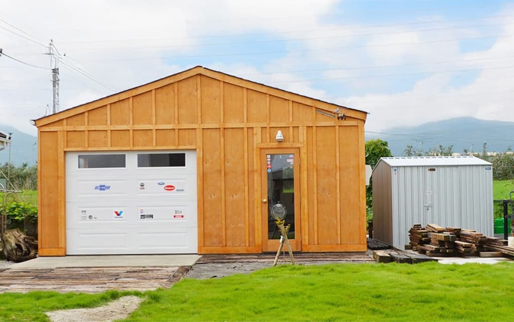 木の質感を生かした木造ガレージG-BB写真